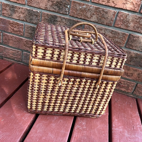 Vintage Large Square Wicker Picnic Basket with Gingham Fabric Lining - Picture 1 of 10